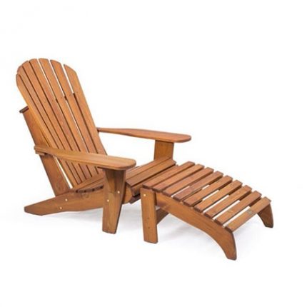 صندلی چوبی کنار استخری